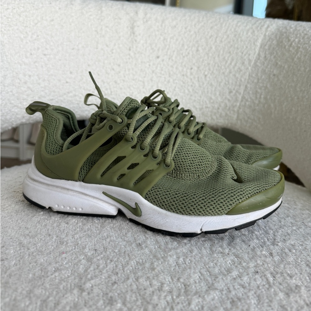 Nike Green and White Sleek Sneakers with Modern Design
